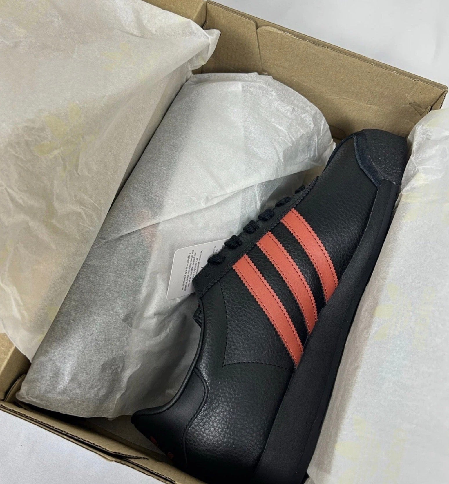 ✅ NEW ✅ Men’s Adidas Samoa Athletic Sport Sneaker - (Men’s Size 10 US)
