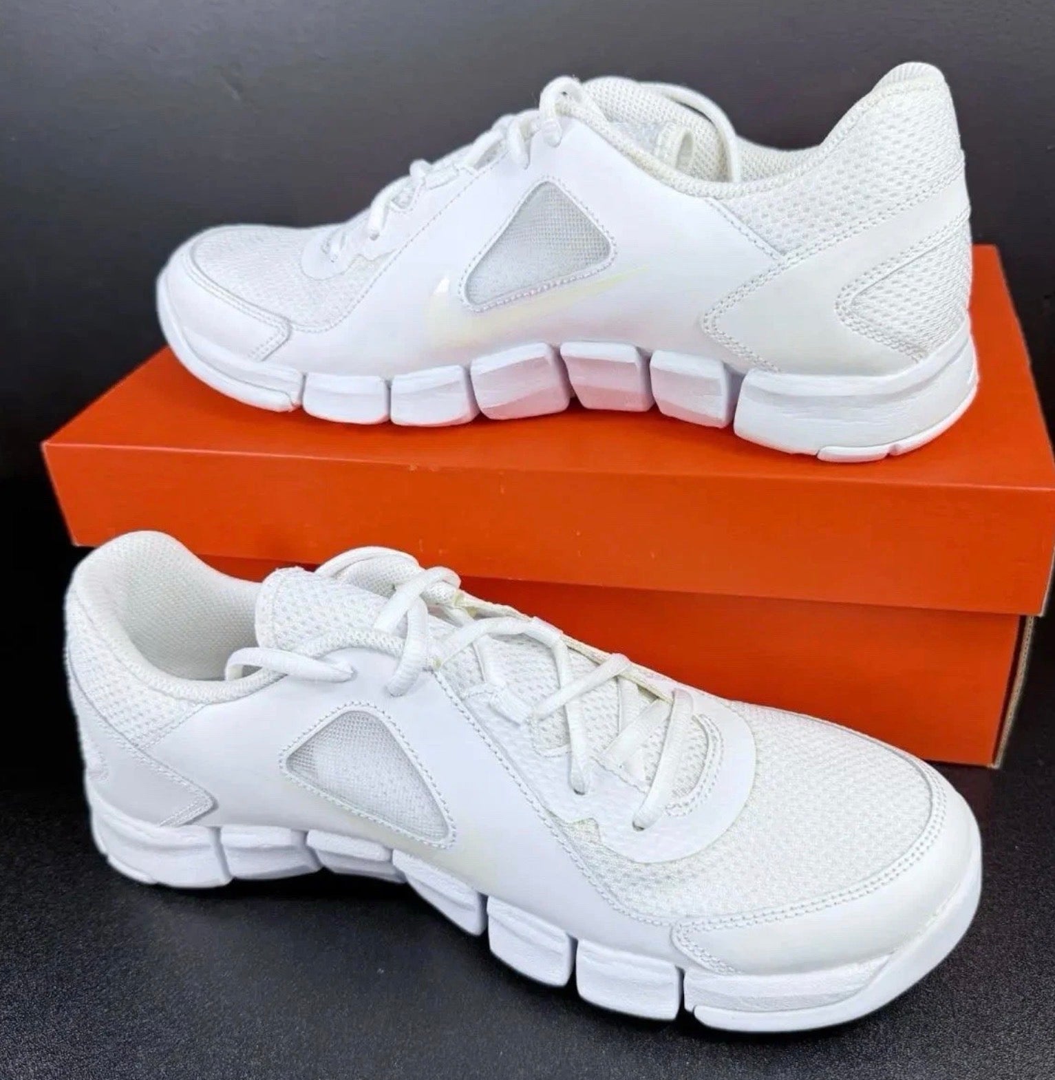 ✅ NEW ✅ Nike Men’s Athletic Running Sneaker - (Men’s Size 8.5 US)